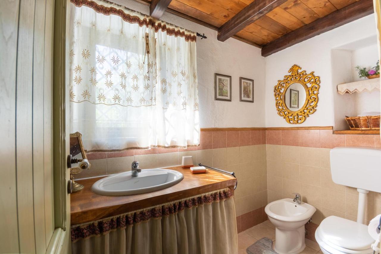 Villa Ferulas Oliena Bagian luar foto